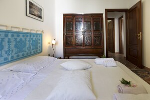 Una scrivania, tende oscuranti, insonorizzazione, Wi-Fi gratuito