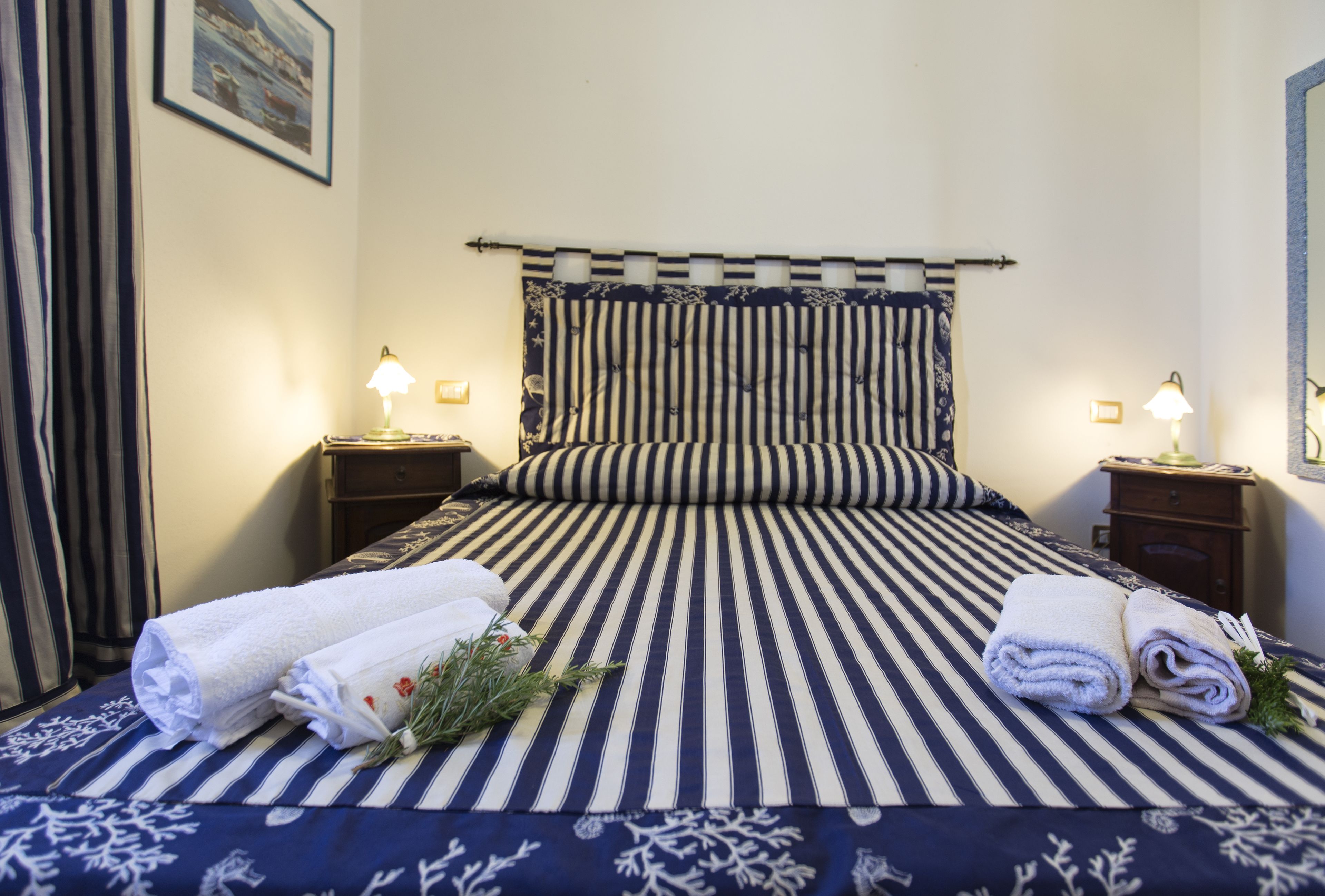 Skrivebord, blendingsgardiner, lydisolert og wi-fi (inkludert)