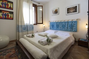 Schreibtisch, Verdunkelungsvorhänge, schallisolierte Zimmer