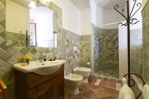 Douche, articles de toilette gratuits, sèche-cheveux, peignoirs