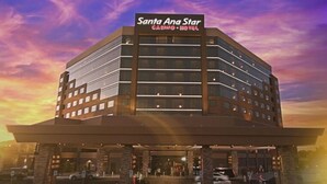 Un hotel de varios pisos con un letrero llamativo que dice "Santa Ana Star Casino & Hotel".