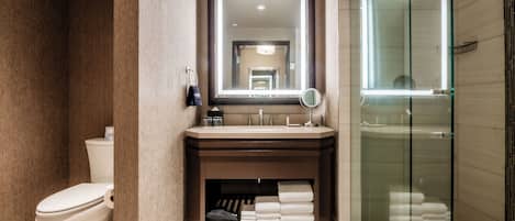 Phòng Deluxe, 1 giường cỡ king | Phòng tắm | Đồ dùng nhà tắm miễn phí, máy sấy tóc, khăn tắm, xà phòng