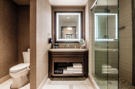 Deluxe Room, 1 King Bed | Bathroom | Free toiletries, hair dryer, towels, soap. Santa Ana Star Casino Hotel