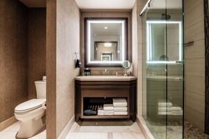 Deluxe Room, 1 King Bed | Bathroom | Free toiletries, hair dryer, towels, soap