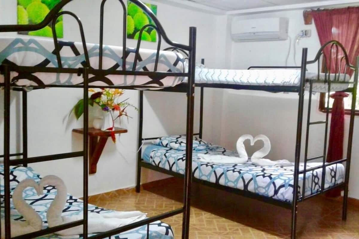 Escritorio, cortinas blackout y tabla de planchar con plancha