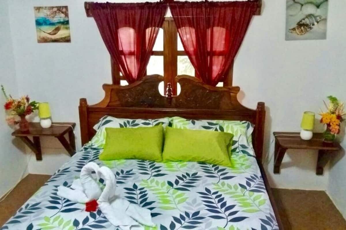 Escritorio, cortinas blackout y tabla de planchar con plancha