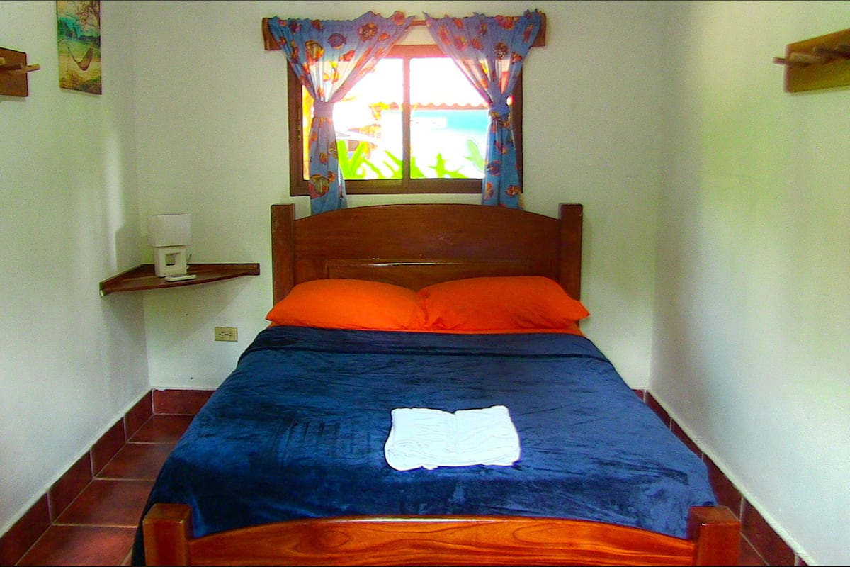 Escritorio, cortinas blackout y tabla de planchar con plancha