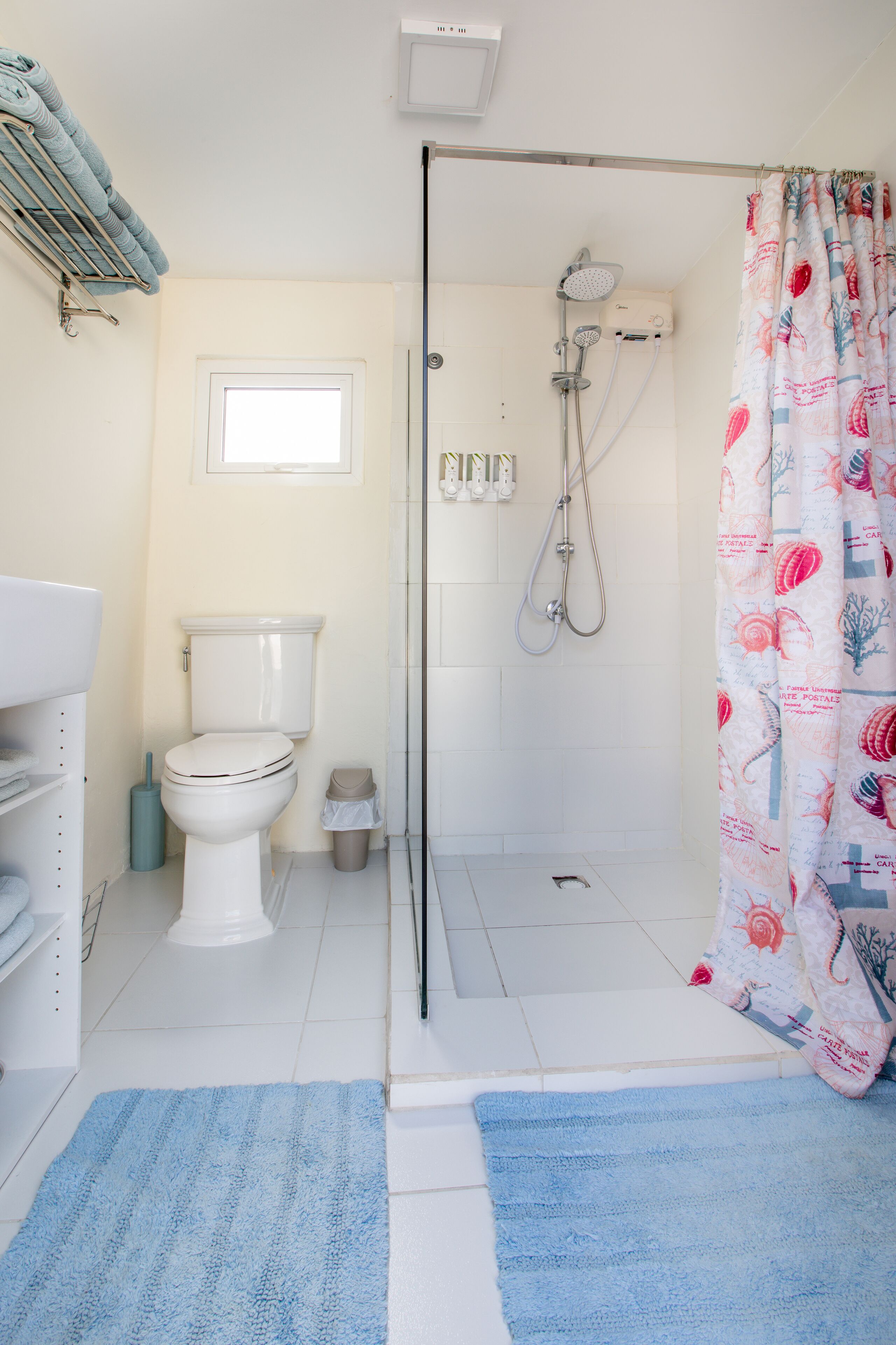 suite, 2 bedrooms | bathroom | shower, rainfall showerhead, hair dryer, towels