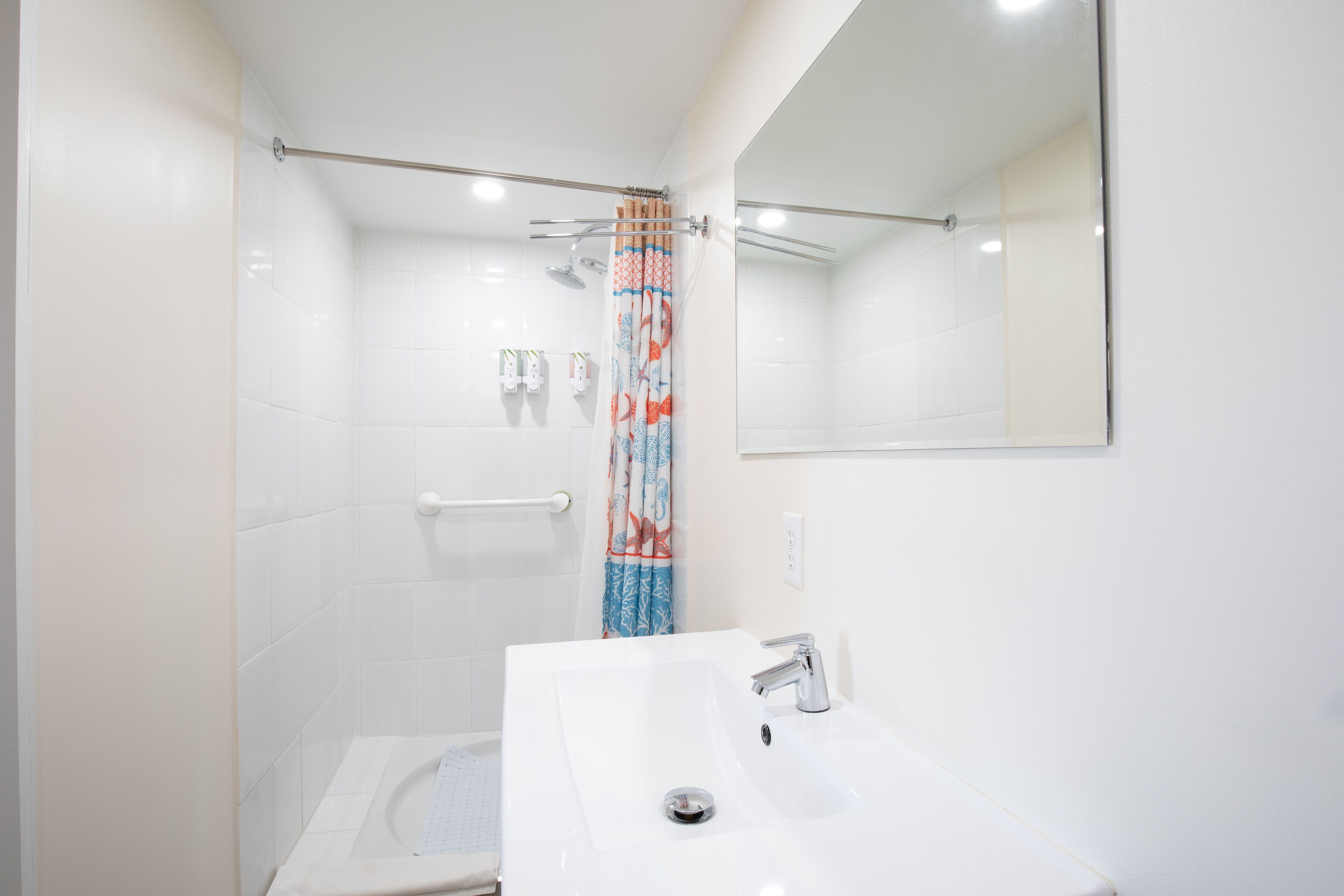 standard double room, 1 queen bed | bathroom | shower, rainfall showerhead, hair dryer, towels