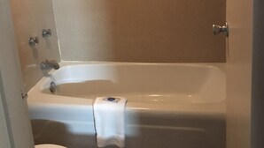 Ein Badezimmer mit Badewanne, Toilette und Dusche.