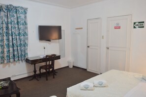 Chambre Supérieure, vue cour intérieure | Salle de bain | Douche, sèche-cheveux, serviettes fournies