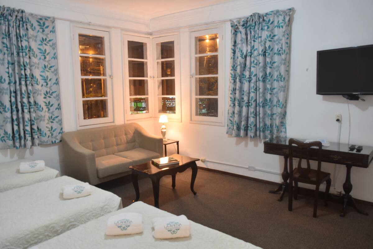 Chambre Supérieure, vue cour intérieure | Fer et planche à repasser, lits pliants/supplémentaires, Wi-Fi gratuit