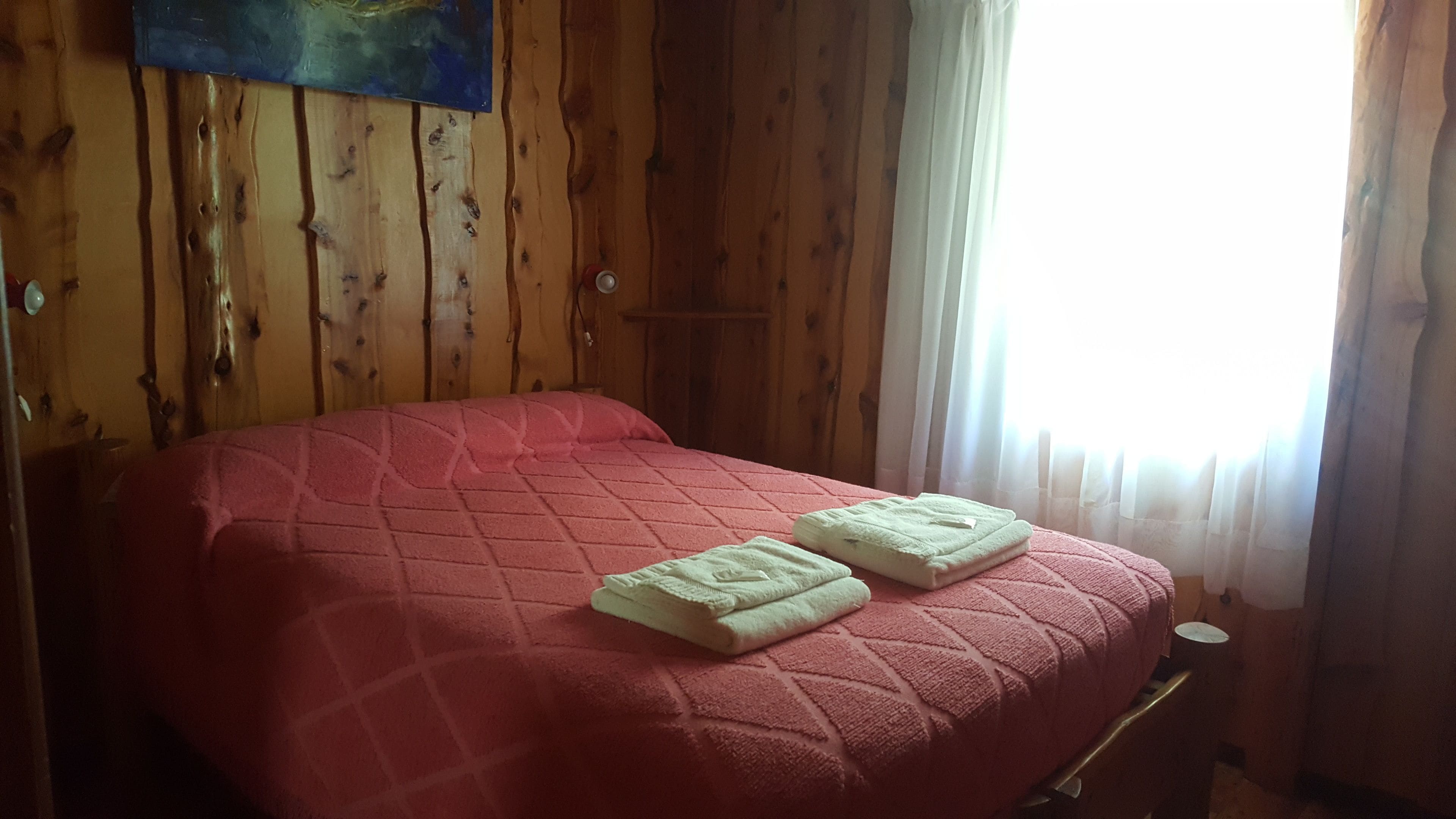 1 habitación, cubrecamas, muebles diferentes y escritorio 