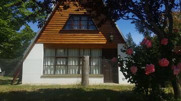 Traditionell stuga - 1 sovrum | 1 sovrum, duntäcken, unika möbler och skrivbord