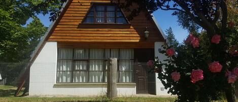 كابينة تقليدية - غرفة نوم واحدة | 1 غرفة نوم وألحفة محشوة بالريش وطراز فريد لكل وحدة ومكتب