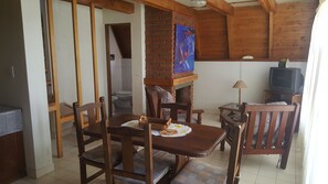 1 habitación, cubrecamas, muebles diferentes y escritorio