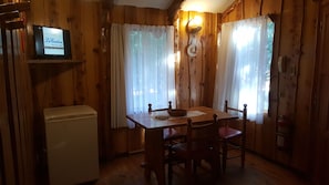 Traditional-Ferienhütte, 2 Schlafzimmer | 1 Schlafzimmer, Daunenbettdecken, individuell eingerichtet, Schreibtisch