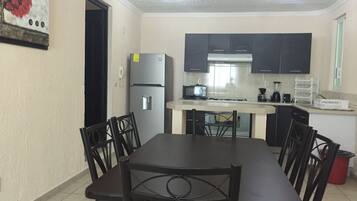 Apartment, 3 Bedrooms | In-room dining