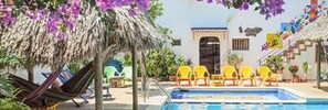 Una piscina al aire libre
