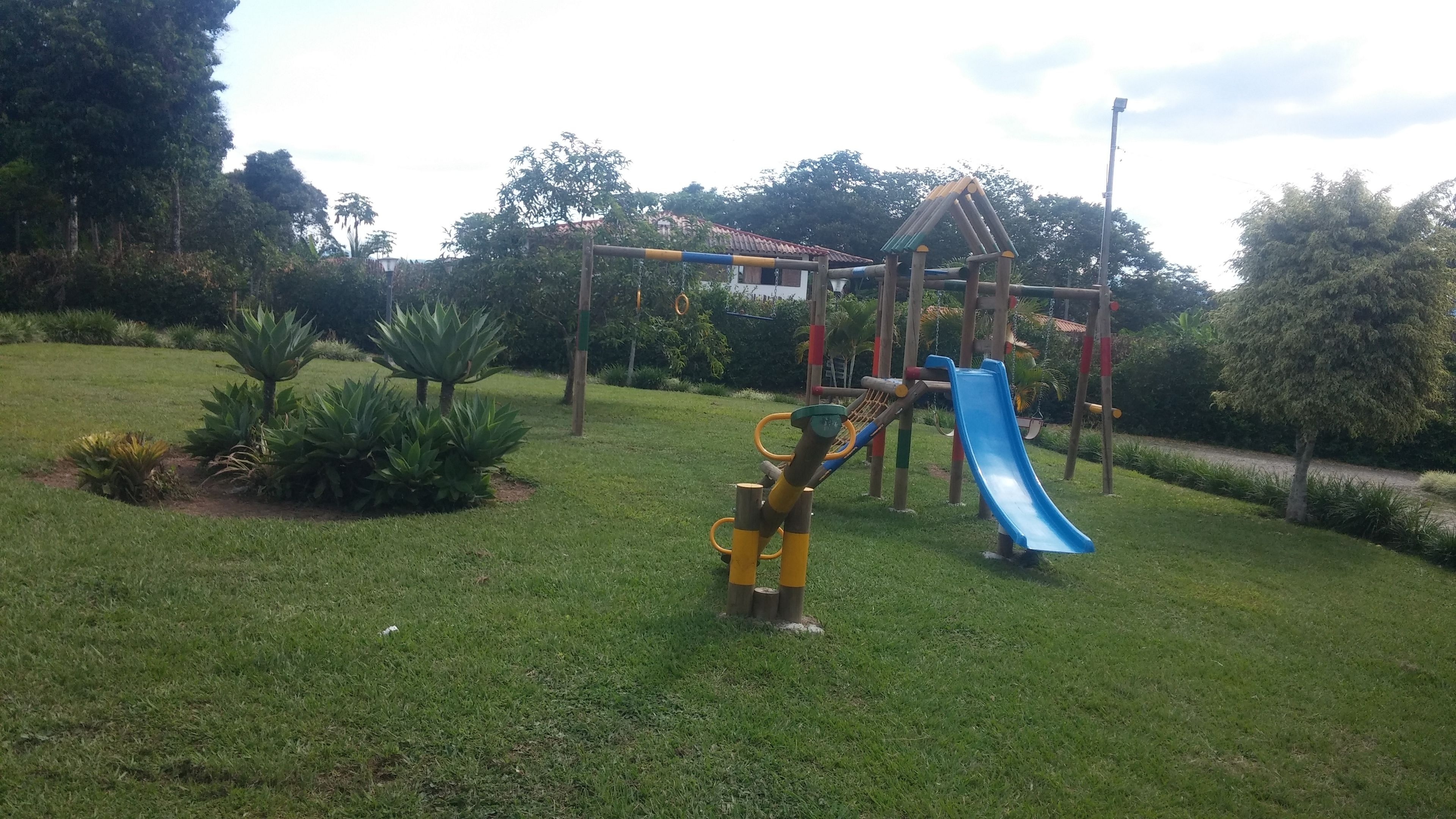Un parque infantil con un tobogán y estructuras para escalar.