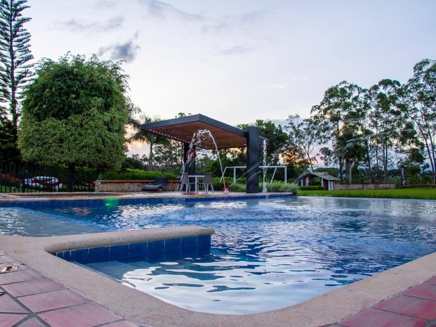 Una piscina al aire libre
