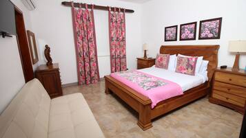 Habitación doble superior | Edredón, decoración personalizada, muebles diferentes y escritorio