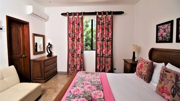 Habitación doble superior | Edredón, decoración personalizada, muebles diferentes y escritorio