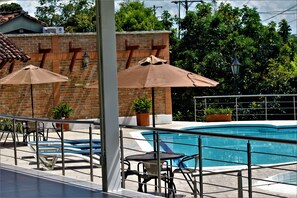 Outdoor pool, open 9 AM to 8 PM, sun loungers - Amazilia Hotel (Pereira)