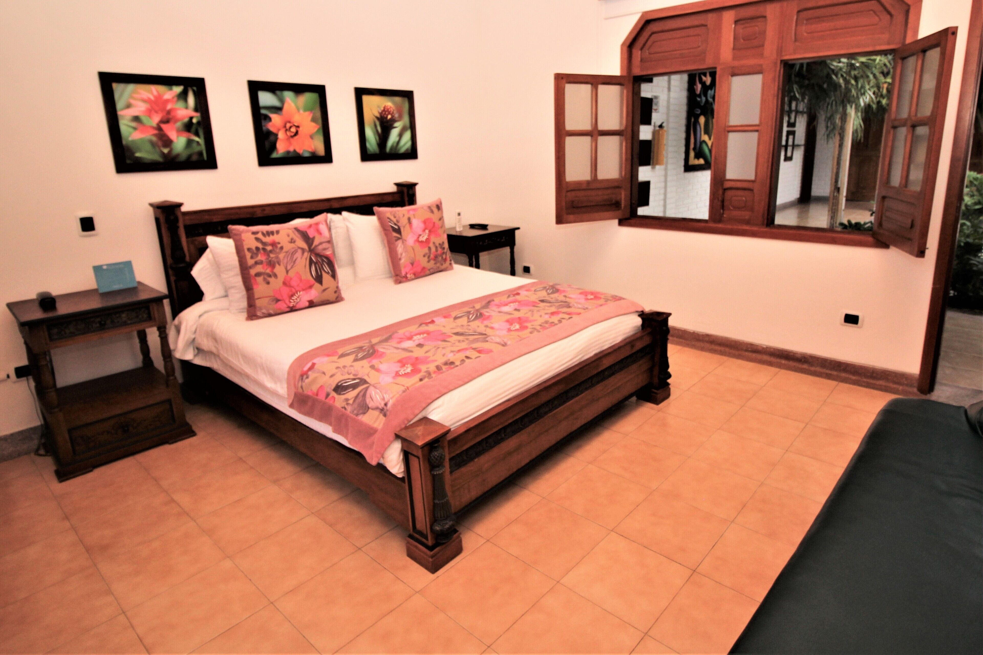 高級雙人房 | 羽絨被、獨特裝潢、布置獨特、書桌