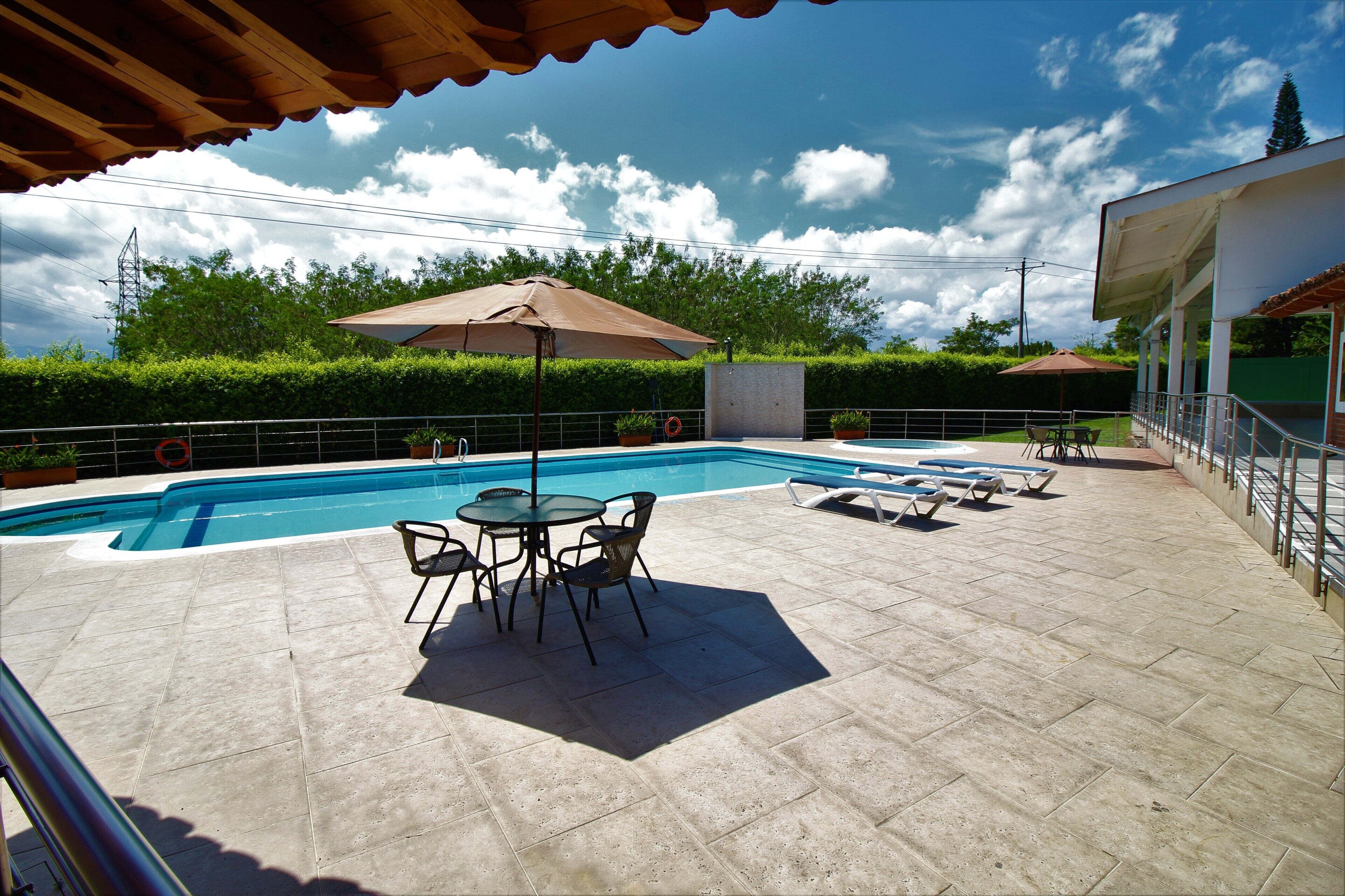 Alberca al aire libre, acceso de 09:00 a 20:00, y camastros 