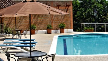 Außenpool, geöffnet von 09:00 Uhr bis 20:00 Uhr, Liegestühle