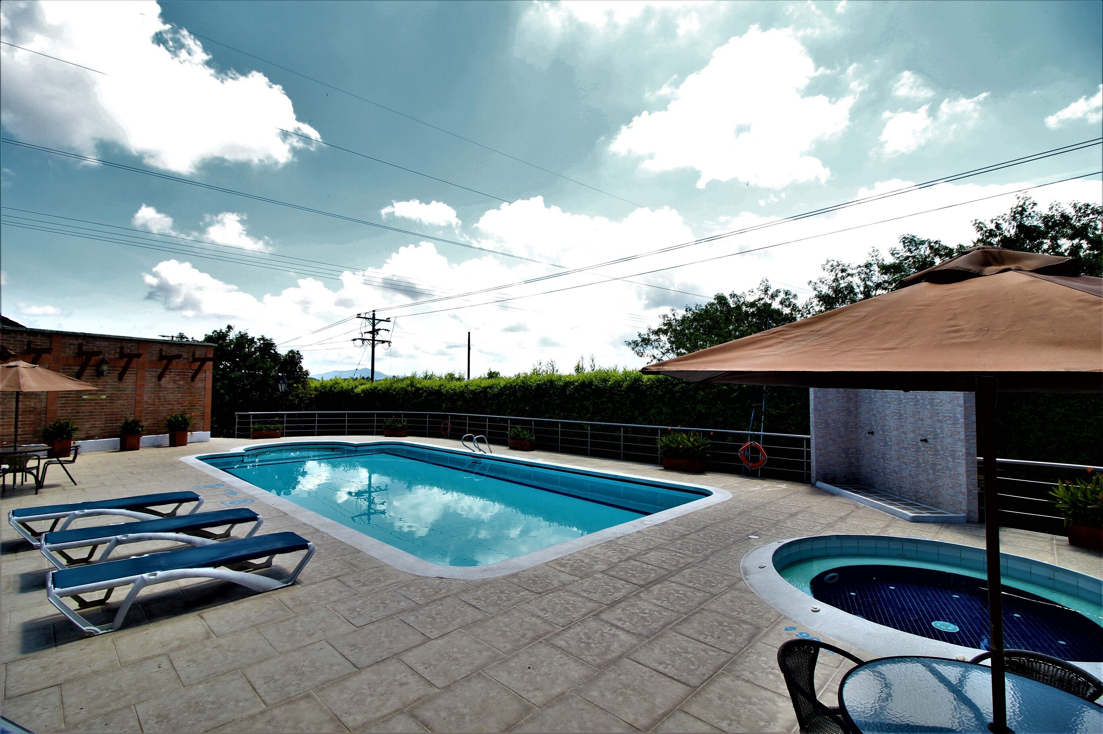 Hồ bơi ngoài trời, mở cửa từ 9:00 đến 20:00, ghế dài tắm nắng 