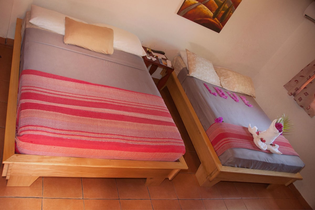Vierbettzimmer, eigenes Bad | 1 Schlafzimmer, kostenloses WLAN, Bettwäsche