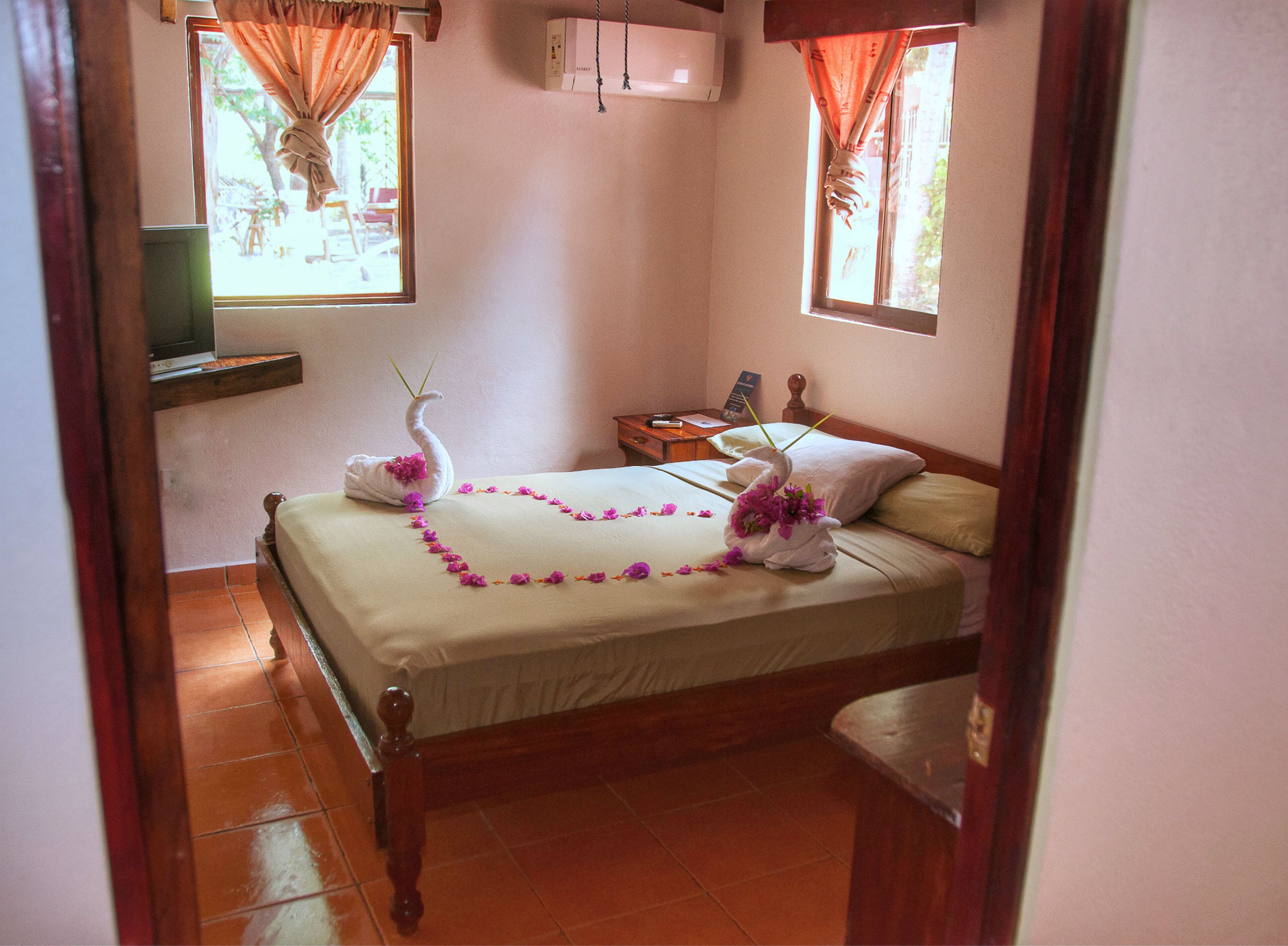 economy double room, shared bathroom | 1 bedroom, free wifi, bed sheets