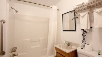 Habitación Deluxe doble, 2 camas de matrimonio | Baño | Artículos de higiene personal gratuitos y toallas