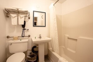 Deluxe Single Room, 1 King Bed, Non Smoking | Bathroom | Free toiletries, towels - Celilo Inn (Williams)