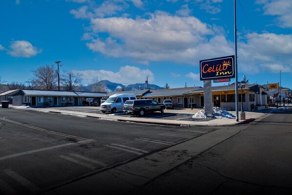 Exterior - Celilo Inn (Williams)