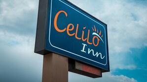 Ein Hotel-Schild mit dem Namen "Celilo Inn" und einem Sonnensymbol.