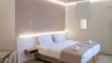 Quarto moderno com uma cama grande, mesas de cabeceira e uma estante embutida.