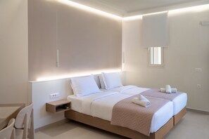 Un dormitorio moderno con una cama grande, mesitas de noche y una estantería empotrada.