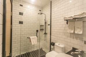 Camera Deluxe con 2 letti singoli | Bagno | Doccia, set di cortesia gratuito, asciugacapelli, pantofole