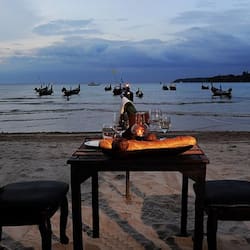 供应早餐、午餐和晚餐,国际美食,海滩景观