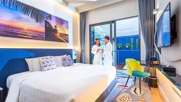 Deluxe Jacuzzi | Premium bedding, minibar, in-room safe, individually decorated