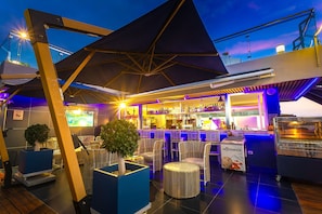 Una zona de bar con asientos y una barra.