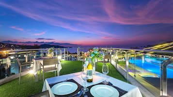 Poolside bar