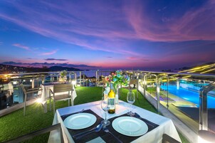 Poolside bar