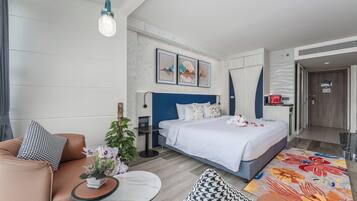 Deluxe Studio | Premium bedding, minibar, in-room safe, individually decorated