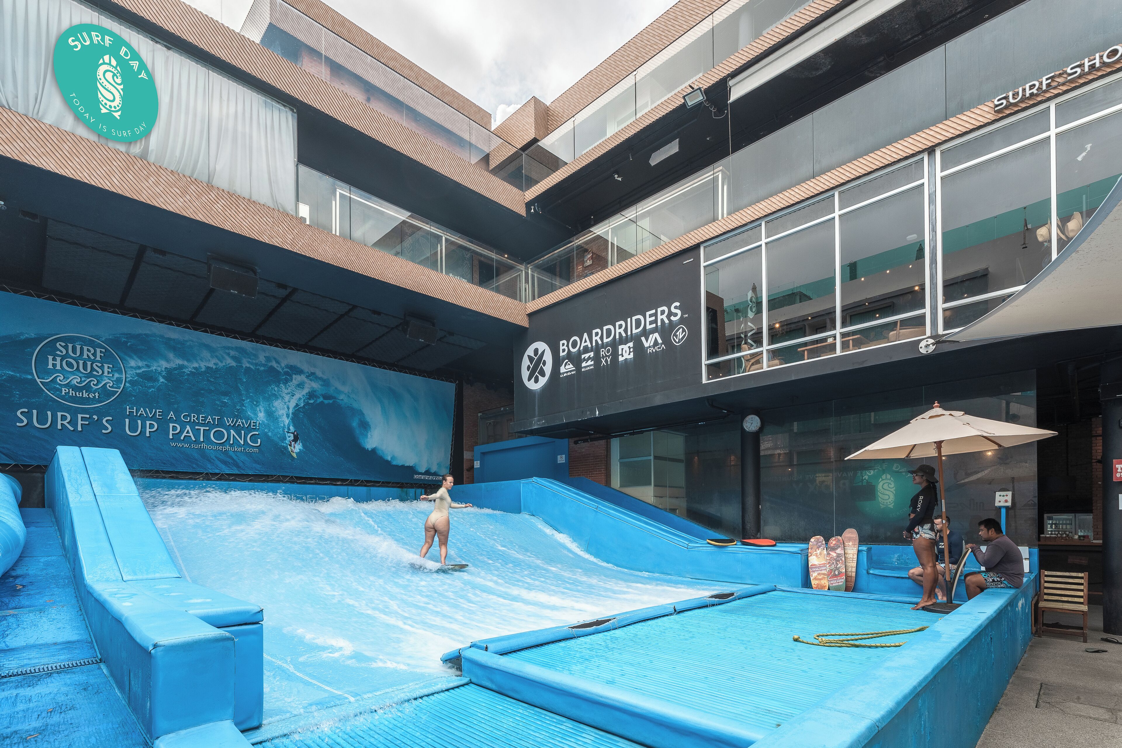 Un centre de surf en intérieur doté d’une piscine à vagues, d’espaces de détente et d’un magasin de surf.