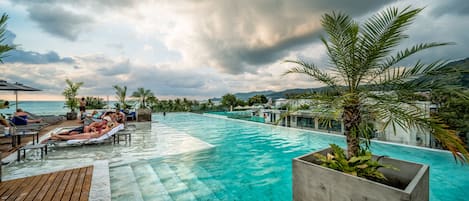 Piscine extérieure, chaises longues