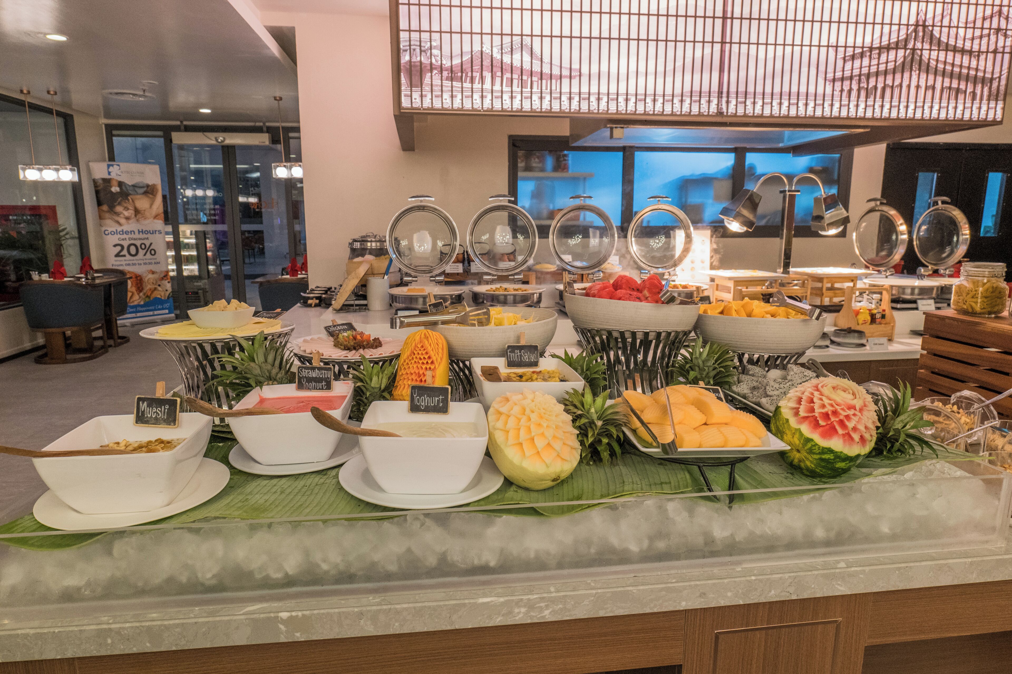 Een buffet met diverse gerechten en een bord waarop 20% korting wordt aangegeven.